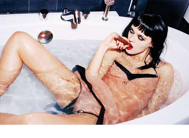 Ellen von Unwerth Color Photograph – Anna Nass – Modell in der Dessous, das in der Badewanne rauchend, Kunstfotografie, 1995