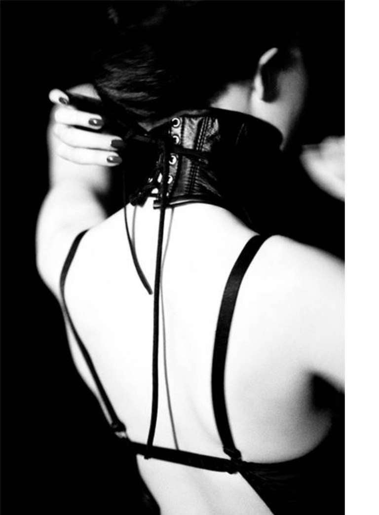Ellen von Unwerth Black and White Photograph – Halskrause – Model in schwarzer Kleidermode und Halskette, Kunstfotografie, 2010