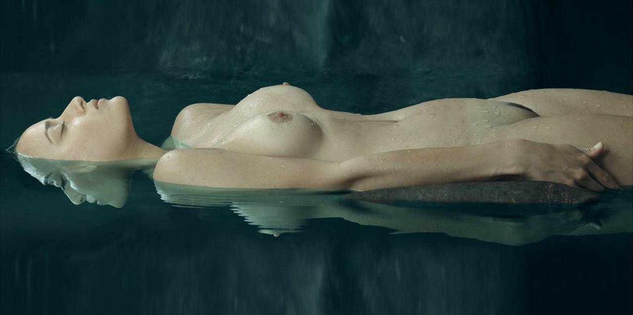 Albert Watson Color Photograph – Erin Floating – nacktes Modell, das in grünem Wasser schwebt, Kunstfotografie, 2011