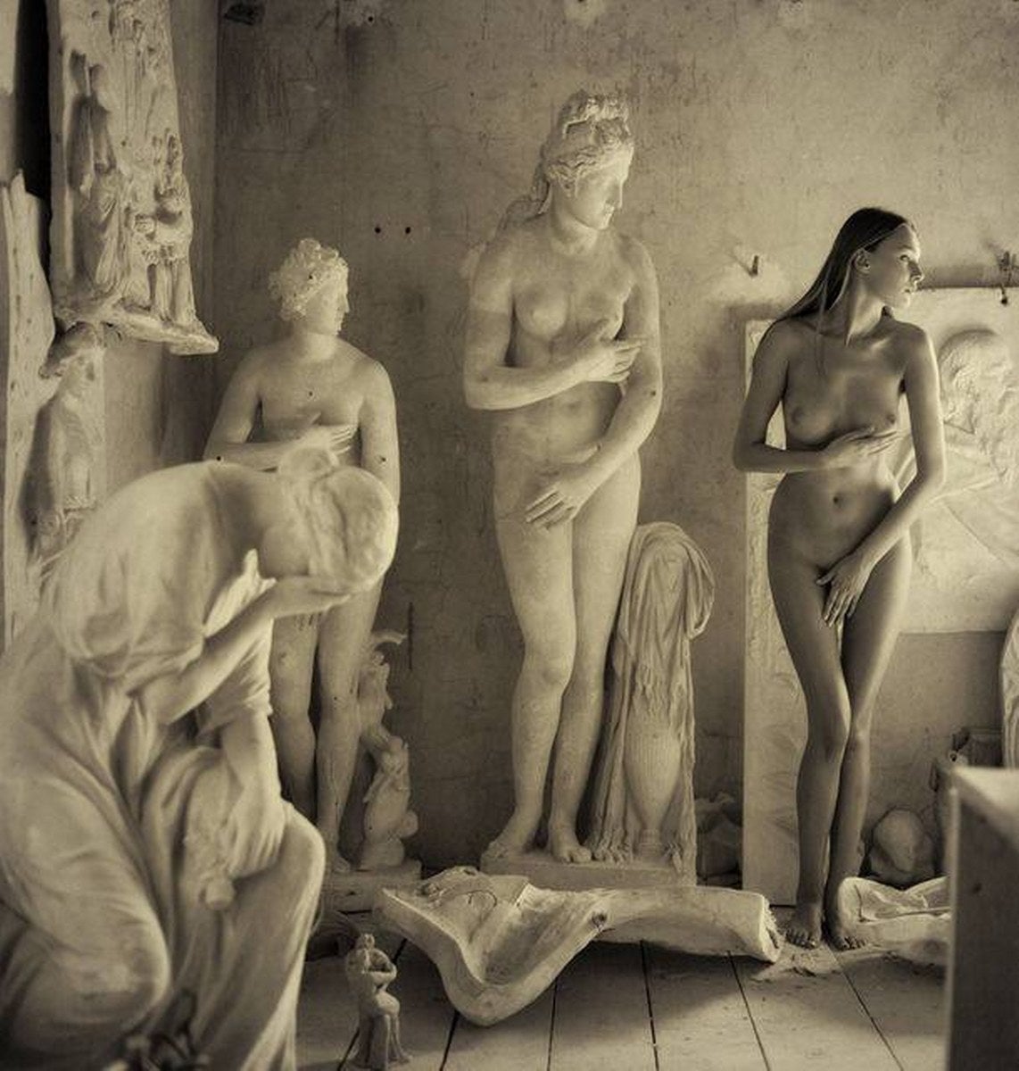 Guido Argentini Nude Photograph – Skulpturaler Akt – nackt mit antiken Marmor Venusstatuen, Kunstfotografie
