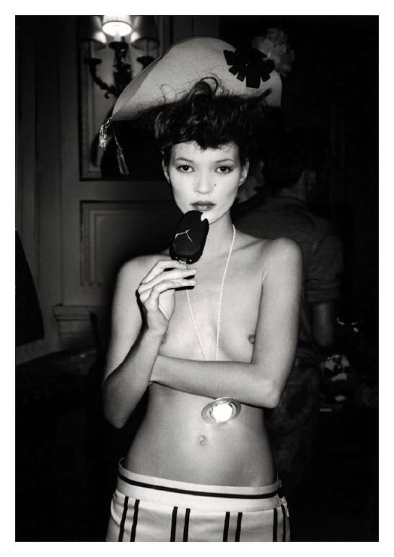 Roxanne Lowit Black and White Photograph – Kate Moss bei Vivienne Westwood – das Modell hinter der Bühne, Kunstfotografie, 1994