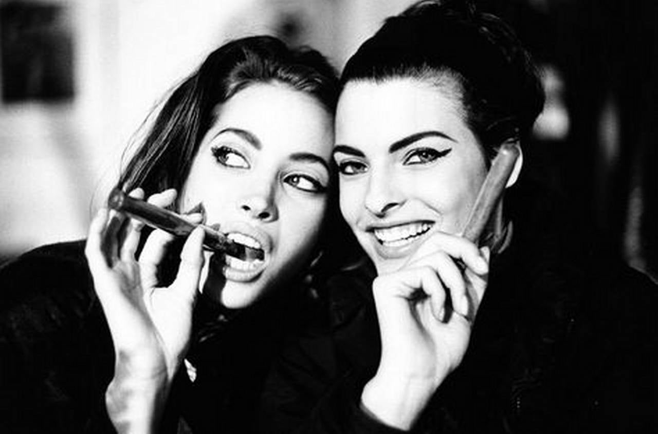 Arthur Elgort Portrait Photograph – Christy Turlington & Linda Evangelista mit Zigarren – Kunstfotografie, 1989