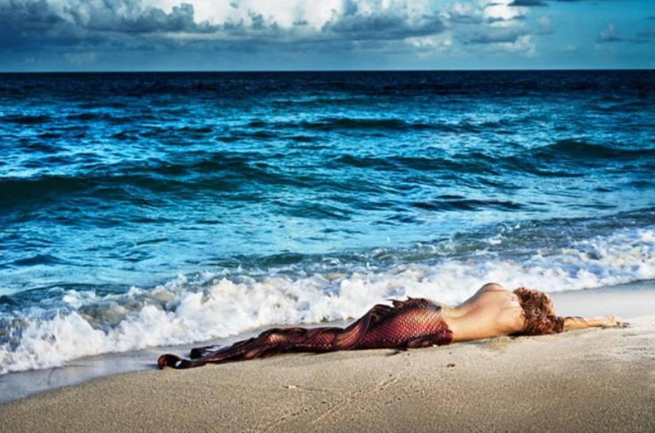 David Drebin Figurative Photograph – Meerjungfrau im Paradies – Meerjungfrau am Strand liegend, Kunstfotografie, 2014