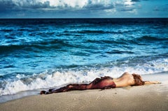 Mermaid in Paradise - Mermaid couchée sur la plage, photographie d'art, 2014