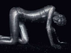 Superbe mannequin nu étincelant Gisele Bündchen recouvert de poussière de diamants argentés dans une housse