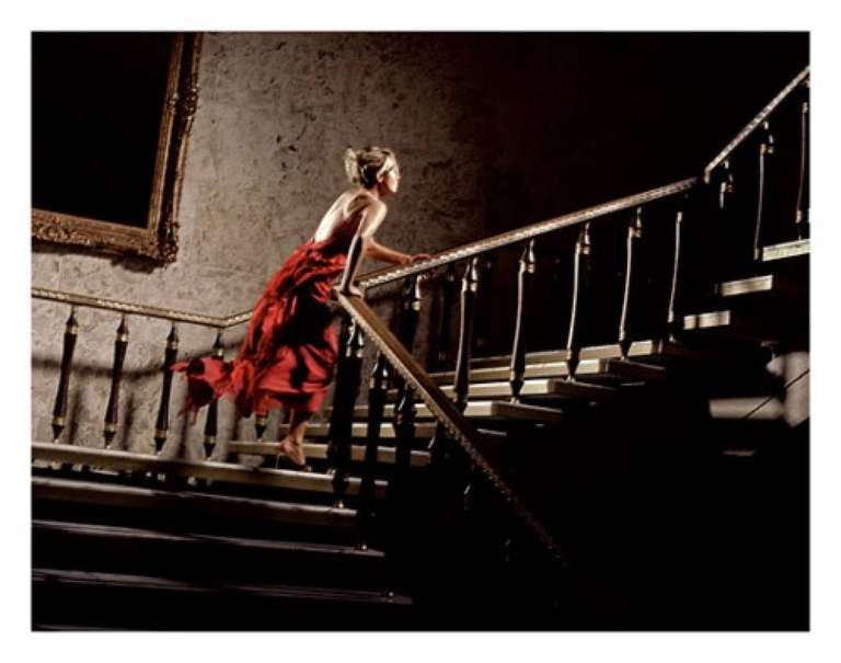 David Drebin Figurative Photograph – Mädchen in rotem Kleid