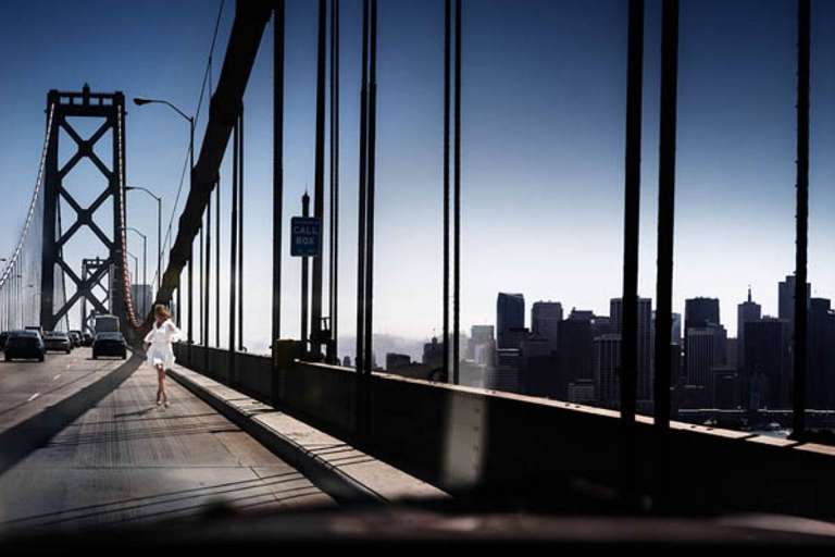 David Drebin Color Photograph – Laufsteg über die Brücke