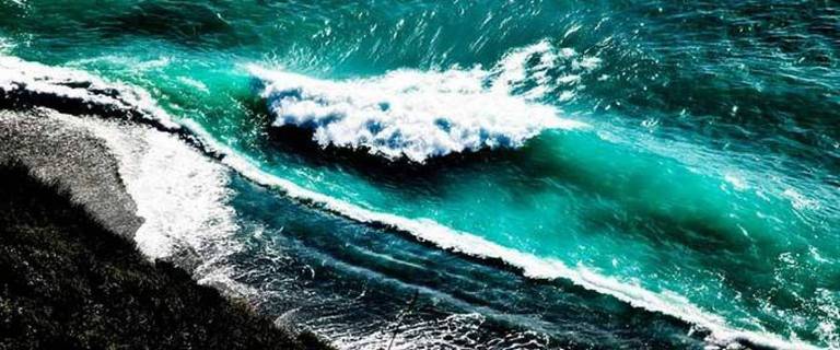 Color Photograph de David Drebin - Olas que rompen