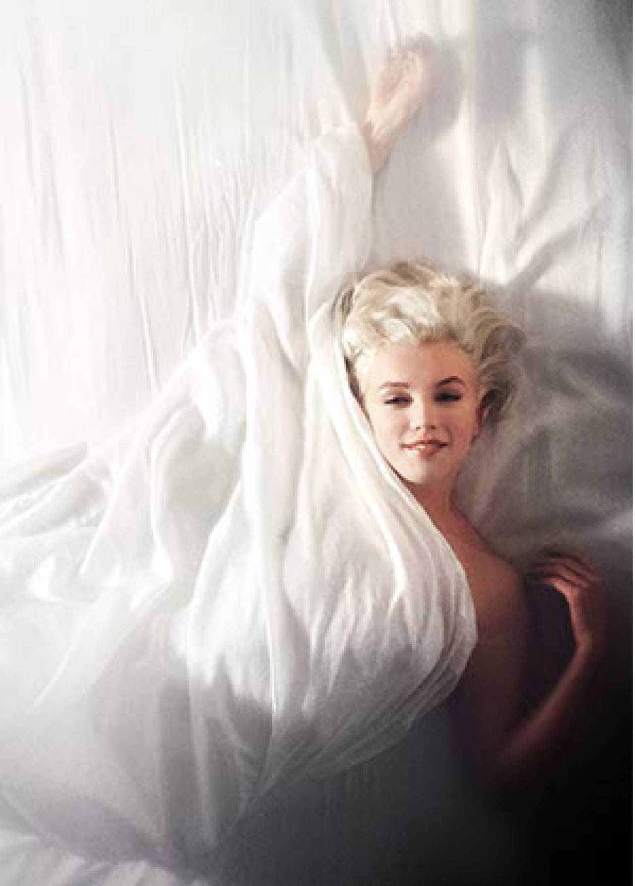 Douglas Kirkland Portrait Photograph – Marilyn Monroe – nackt zwischen weißen Blättern, Vintage-Fotografie der bildenden Kunst, 1961