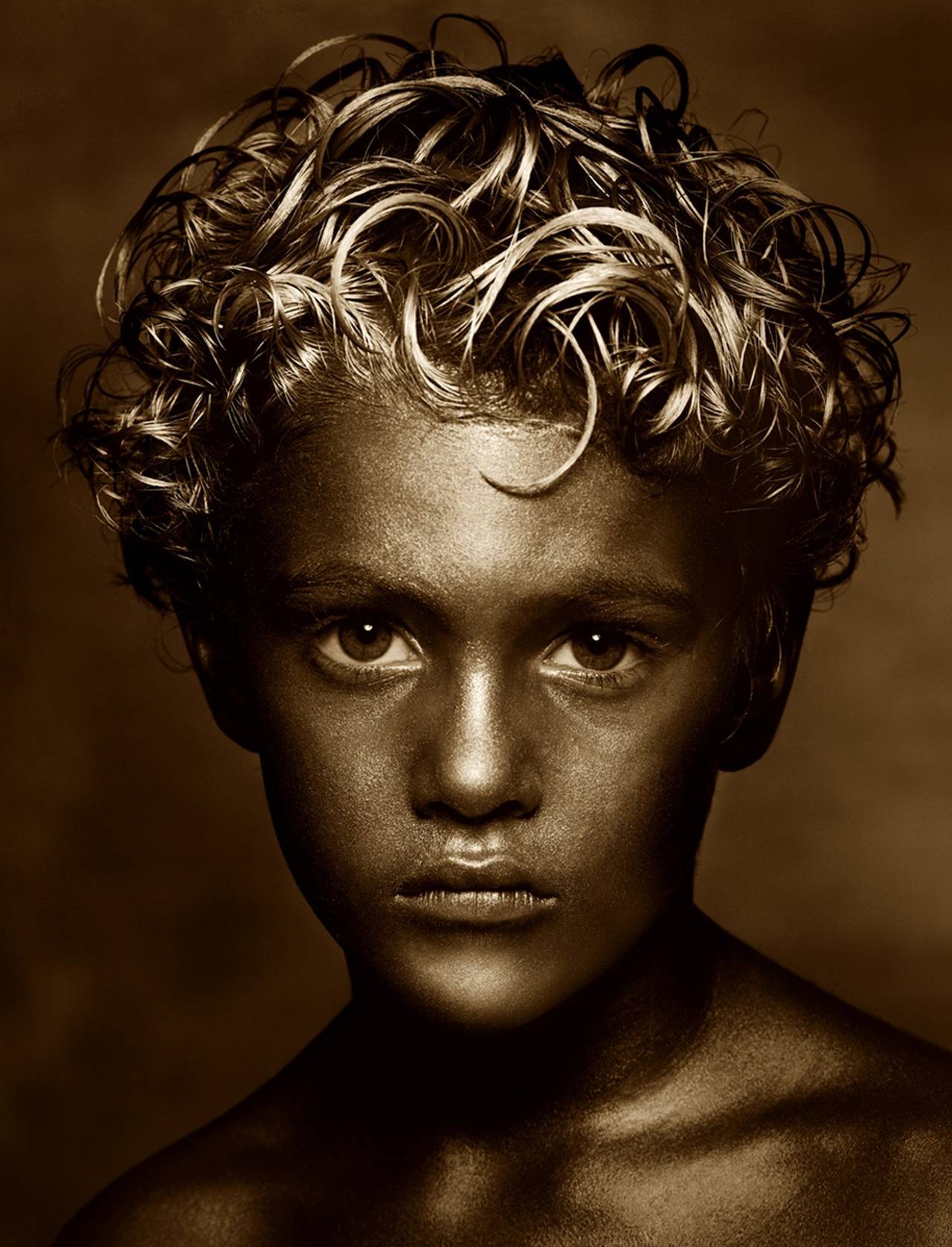 Albert Watson Color Photograph – Goldjunge