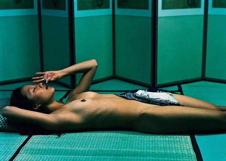 Michel Comte Nude Photograph – Geisha,  „Arude Mag.“ – Nackt mit grünem Hintergrund, Kunstfotografie, 1999