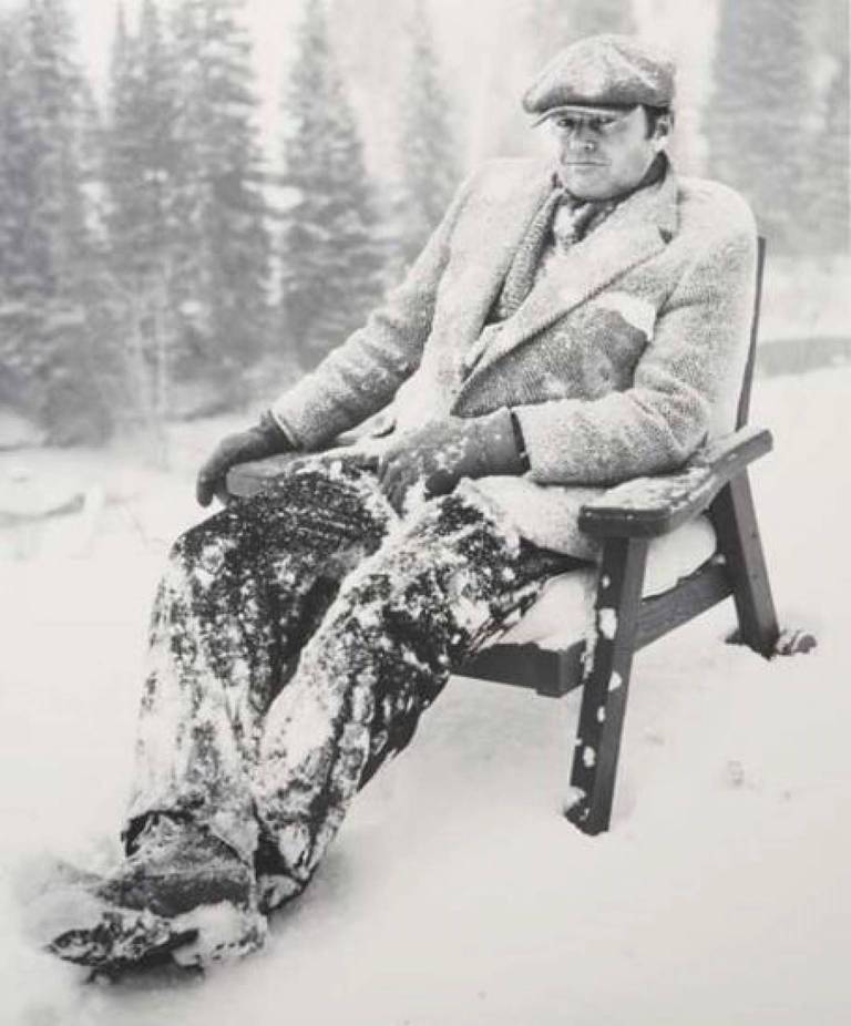 Black and White Photograph di Albert Watson - Jack Nicholson II - attore seduto all'aperto su una sedia di legno ricoperta di neve