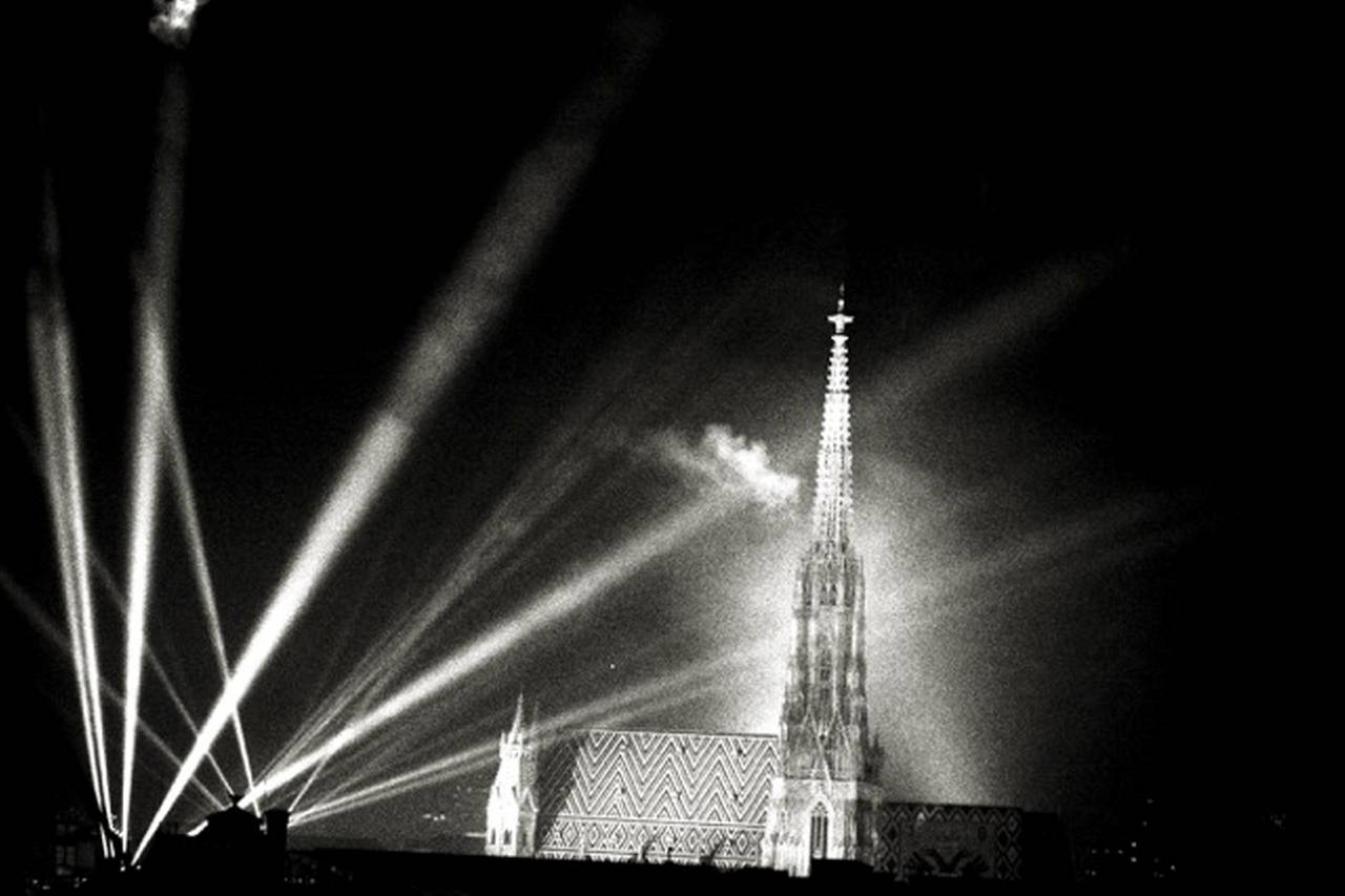 Andreas H. Bitesnich Black and White Photograph – Wien Stephansdom, Wien
