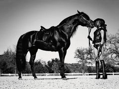 Rosie maskiert mit Pferd - Porträt in Kleidermode, Kunstfotografie, 2003