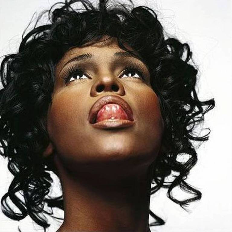 Michel Comte Portrait Photograph – Whitney Houston - Porträt der berühmten Schauspielerin mit ausgeschnittener Zunge