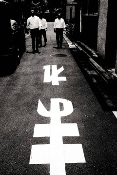 Tre uomini che camminano, Tokyo - per le strade del Giappone con cartelli dipinti su di esso