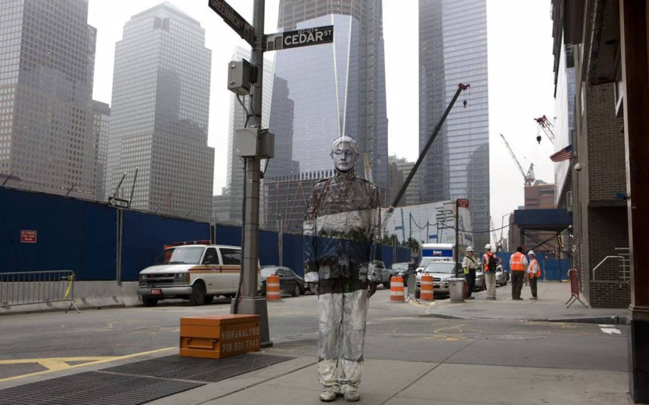 Liu Bolin Color Photograph – Nr. 04 Ground Zero - Mann gemalt wie der Hintergrund, Fine Art Photography, 2011