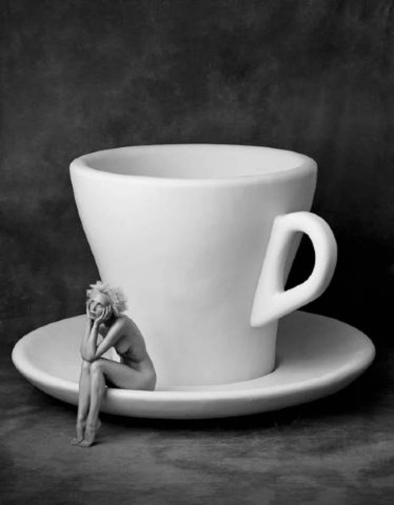 Nude Photograph di Albert Watson - Carmen con la tazza - Nudo surreale con una tazza gigante, Fotografia Fine Arts, 1996