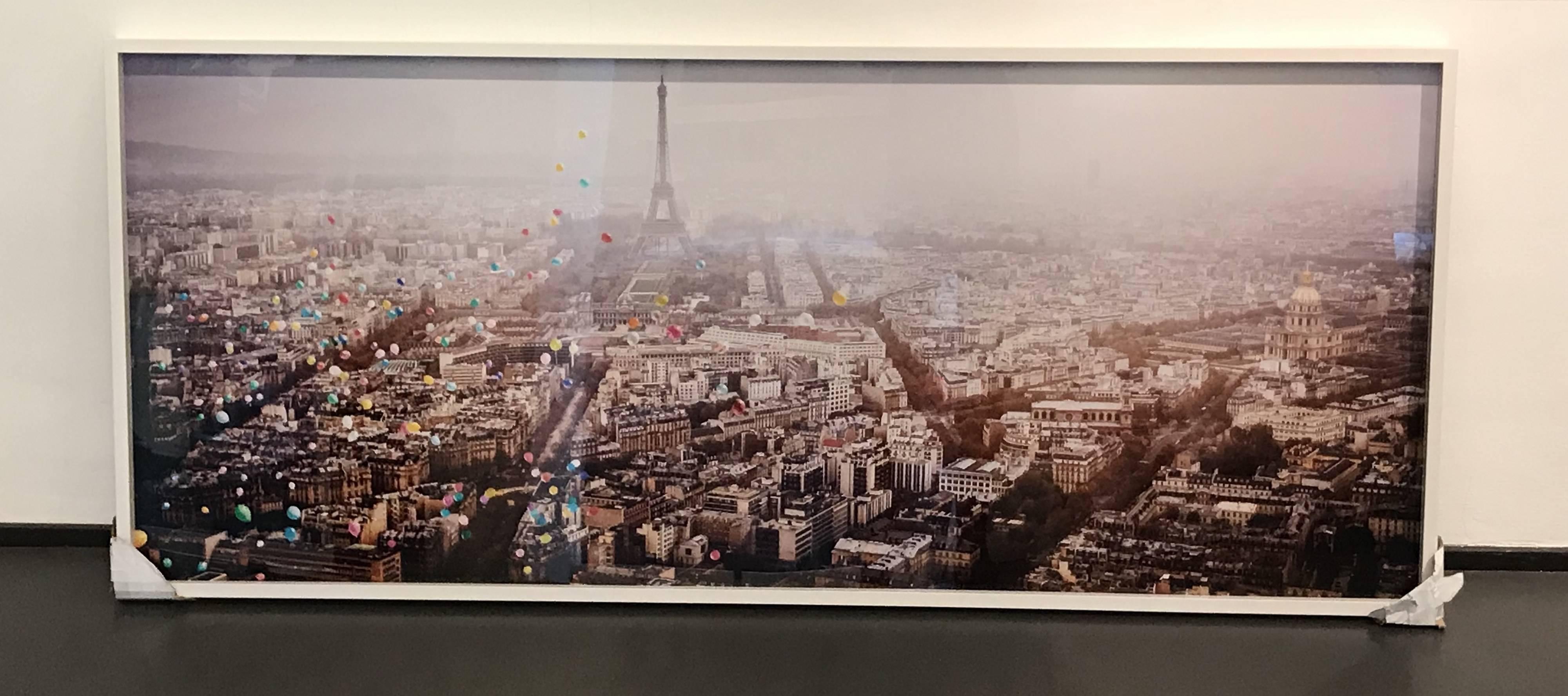 Ballons au-dessus de Paris (France) - vue aérienne de Paris avec ballons de la Tour Eiffel  - Photograph de David Drebin