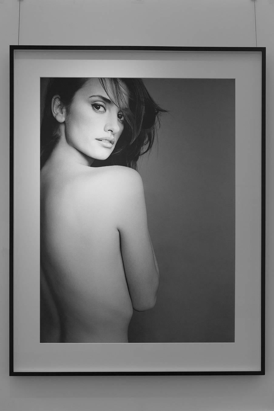 Penelope Cruz – Nacktes b&w-Porträt des Filmstars, Kunstfotografie, 1998 – Photograph von Antoine Verglas