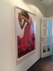 Stand Outside Yourself - donna in abito rosso che si piega, fotografia fine art