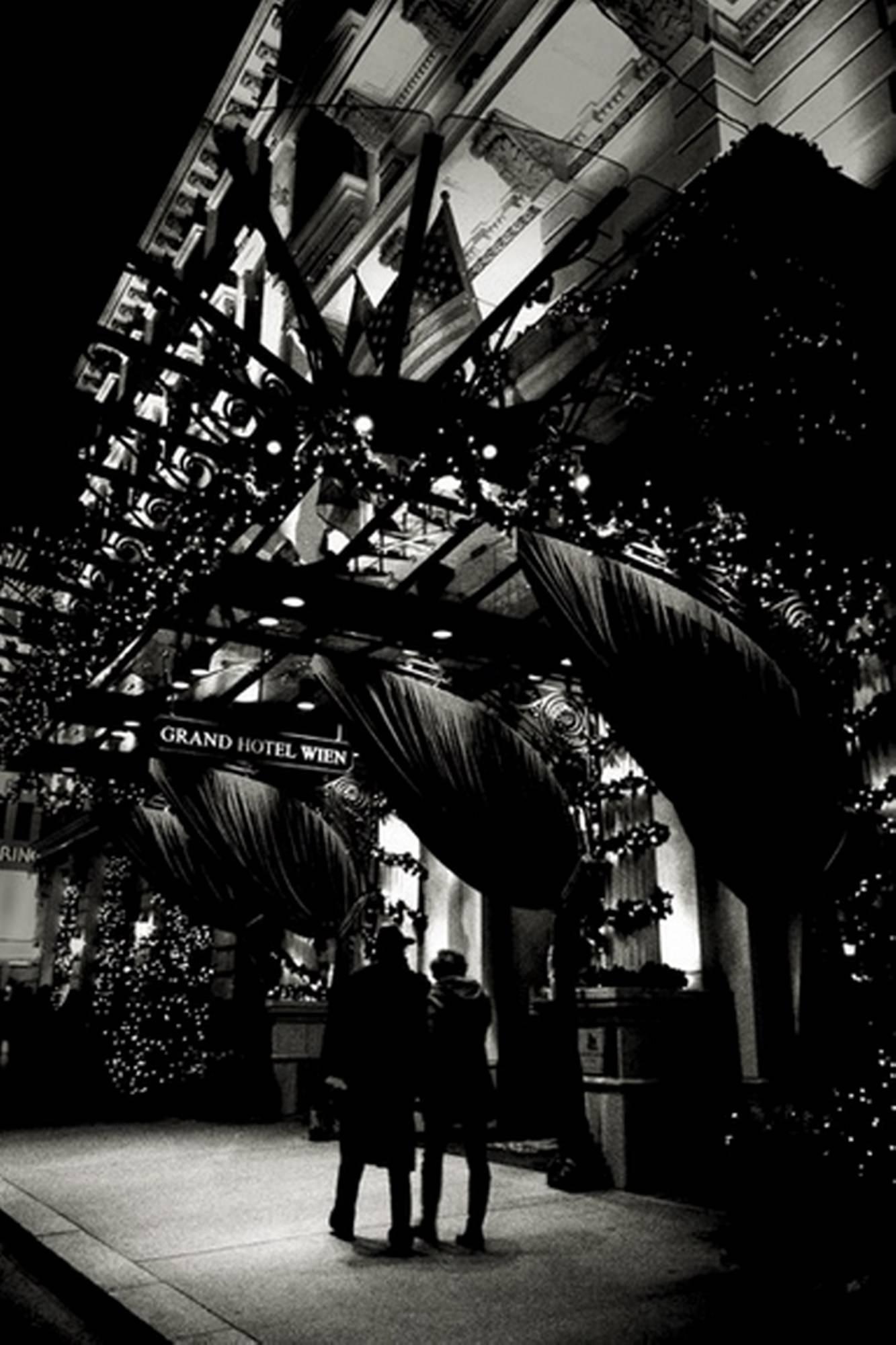 Andreas H. Bitesnich Black and White Photograph – Die tieferen Schirme von Wien I