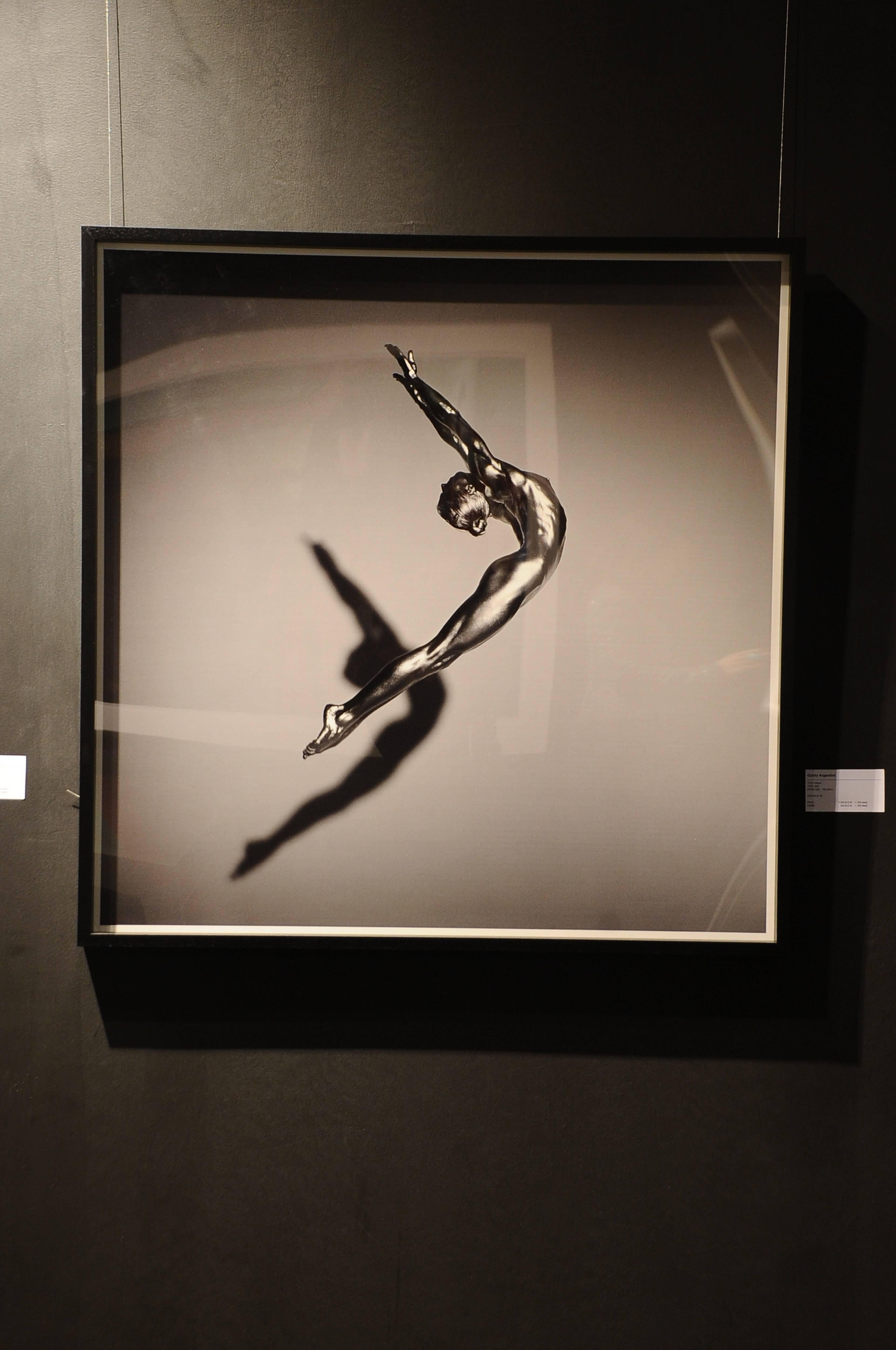 Artemis – nacktes Modell in silberfarbener Farbe, springend – Photograph von Guido Argentini