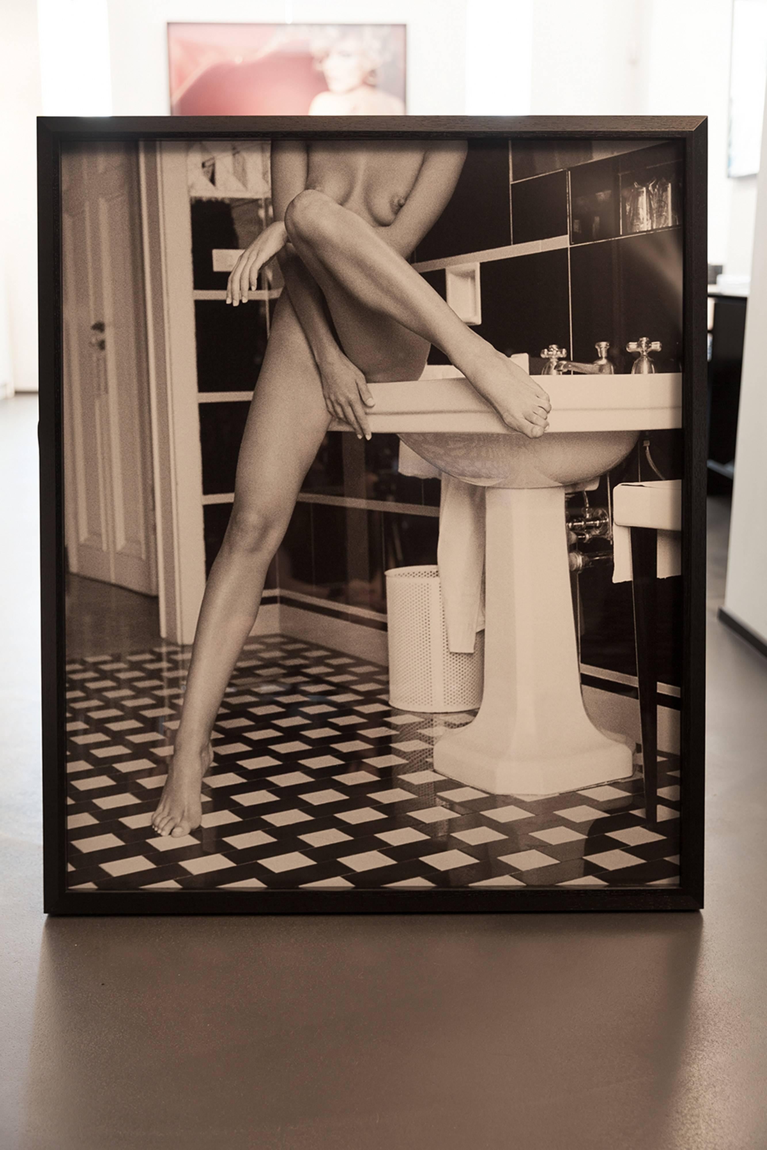 Aspettando il mago - donna nuda seduta su un lavandino, fotografia fine art 2006 - Photograph di Guido Argentini
