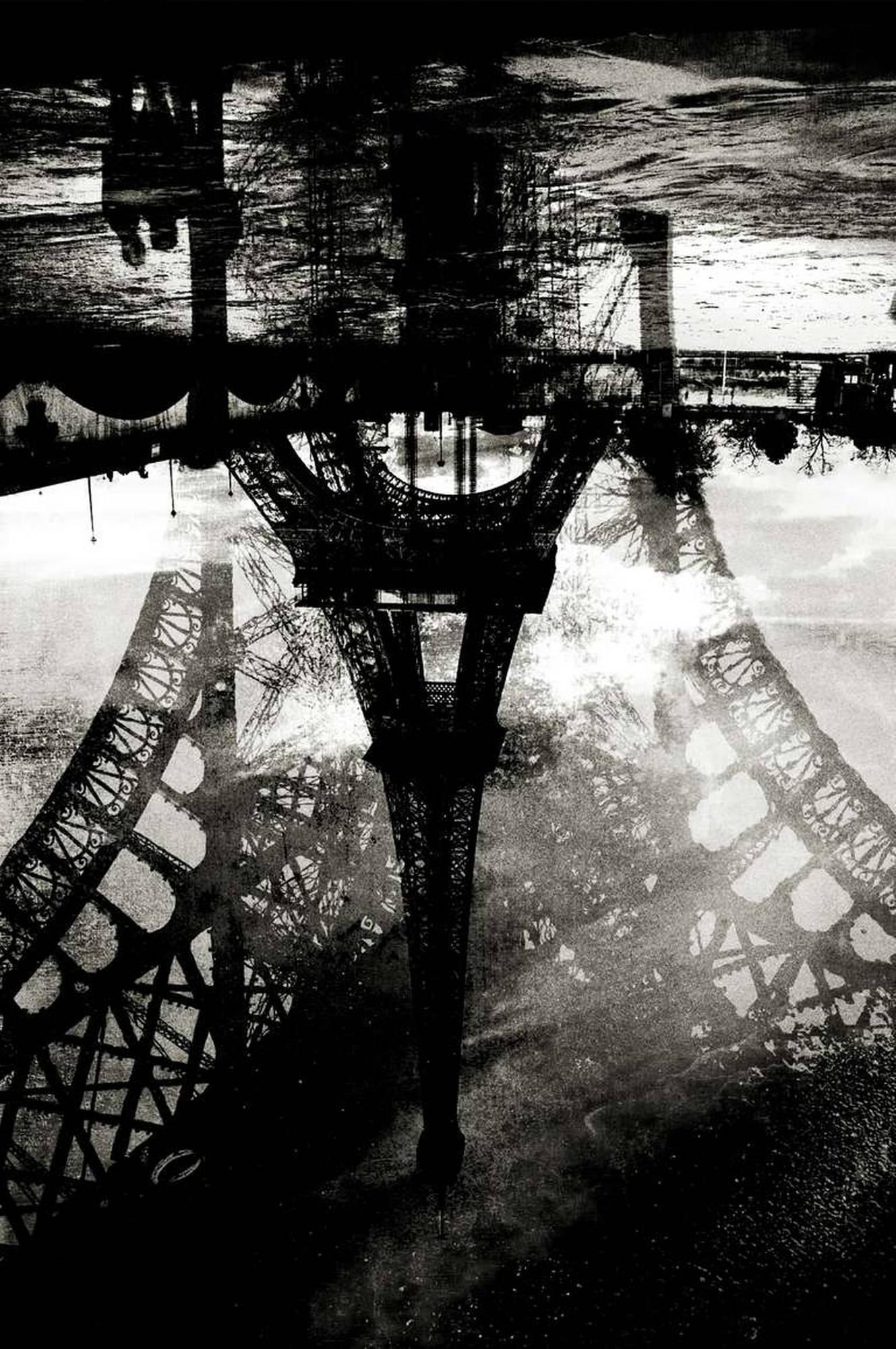 Andreas H. Bitesnich Black and White Photograph – Eiffelturm, tiefere Schirmen von Paris