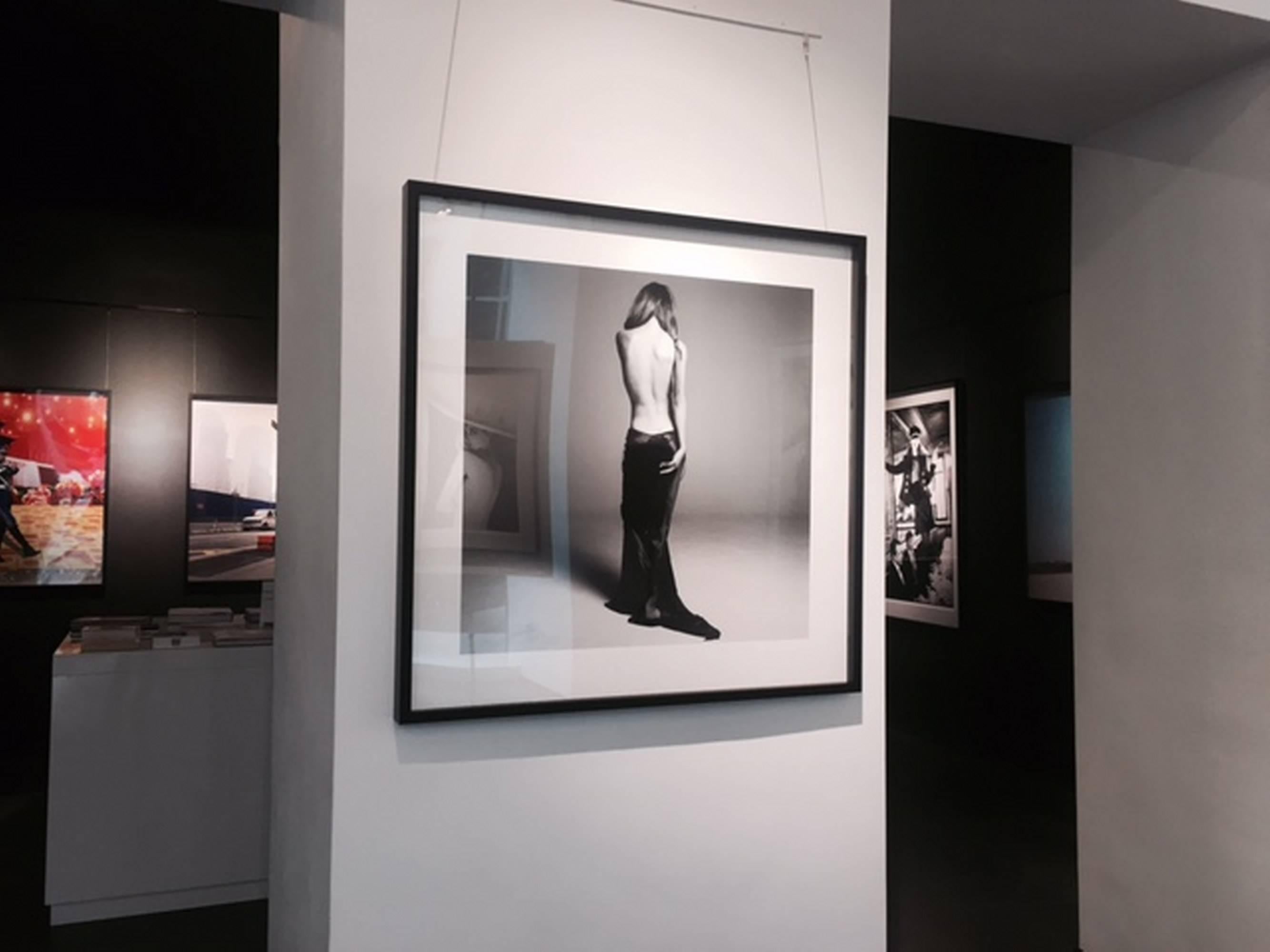 Helena Christensen, campagne pour une sexualité sans risque, mannequin posant le dos découvert - Photograph de Michel Comte