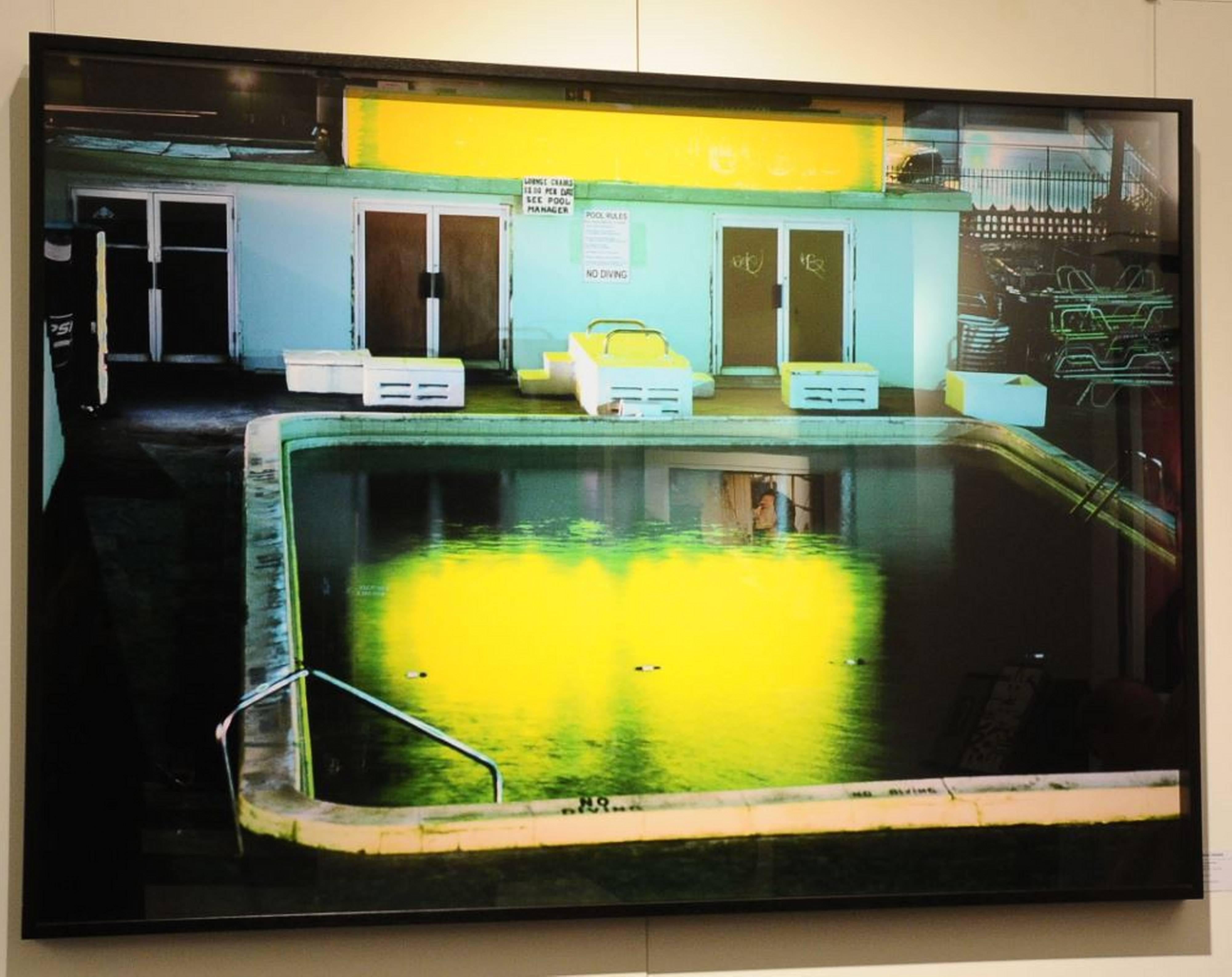 Pool aus gelbem Gelbgold – Photograph von David Drebin