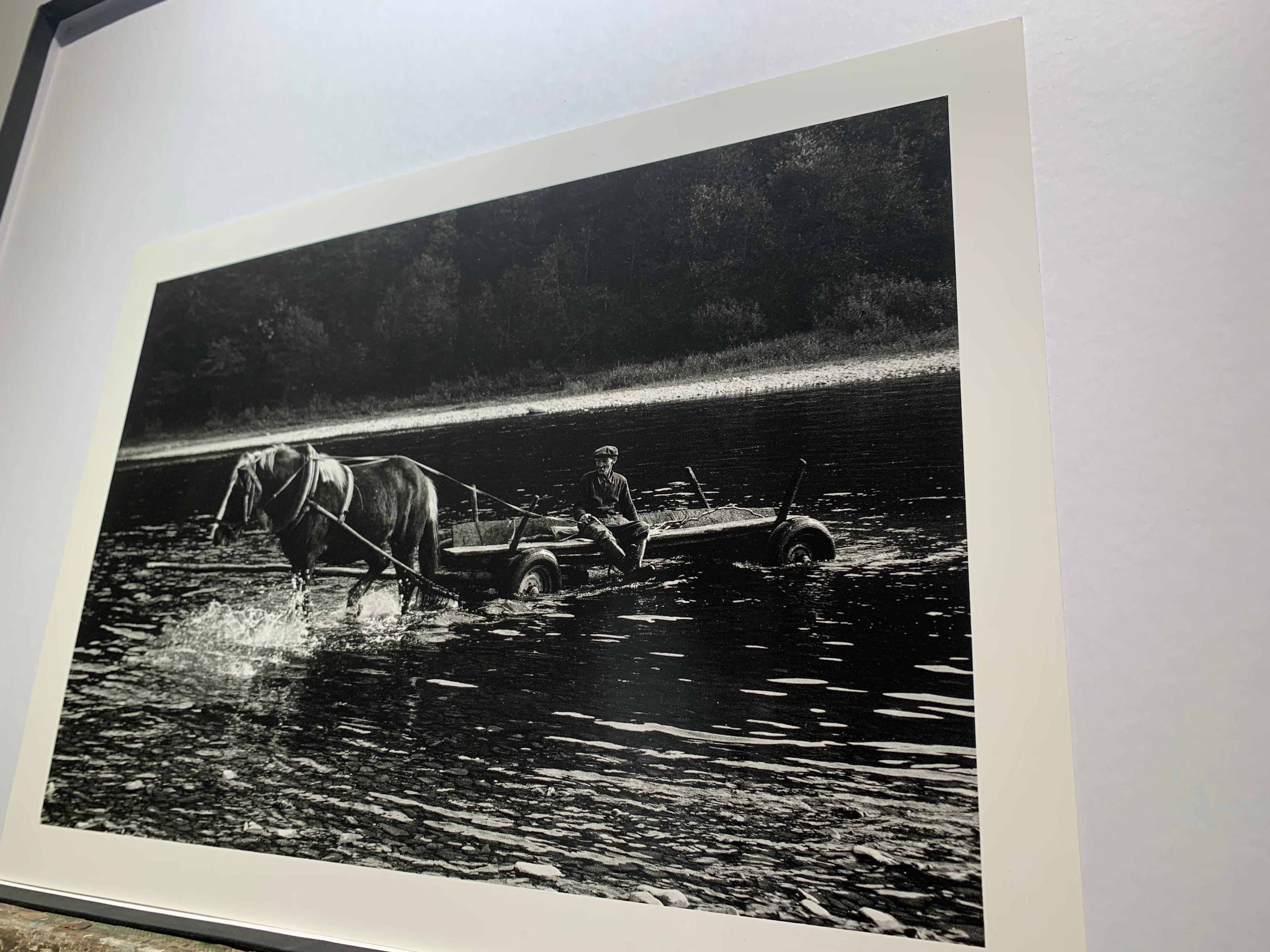 Attraversamento del fiume con il cavallo - Mrzygłód - Galizia polacca in bianco e nero in vendita 2
