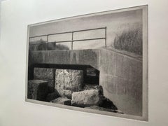 Druridge Bay - Petite photogravure en noir et blanc d'un pont altéré par les intempéries