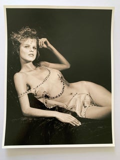 Eva Herzigová con un vestido transparente de Bruce Weber, con el sello de la sesión de Pirelli de los 90
