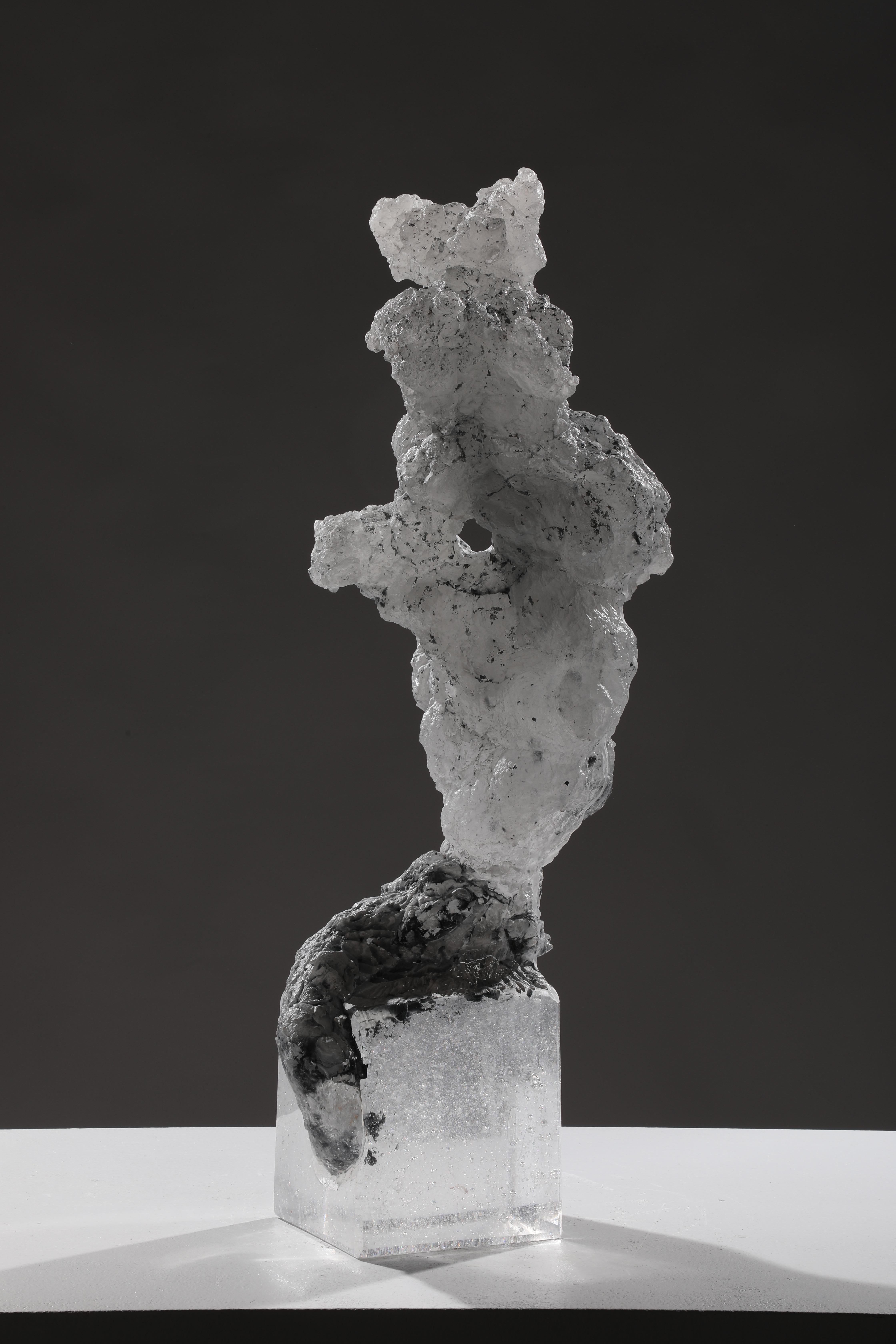 Malaita 3" ist eine zeitgenössische Gussglasskulptur von David Ruth aus der Chill Project Series. Die Serie ist eine von Davids ersten Versuchen, natürliche Formen in natürliches Glas zu gießen. Diese besondere Form war eine Efeu-Maser. Es ist aus