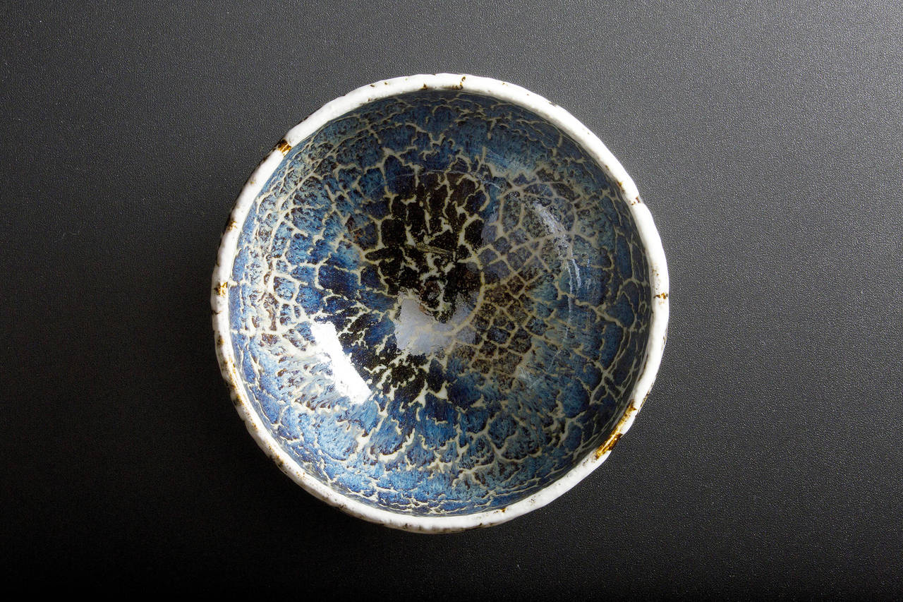 Kimura Moriyasu is a Kyoto-based tenmoku glaze specialist. He is known for his originality in creating exquisite surfaces and his hallmark glaze is called ‘sky tenmoku.’ The layers of shimmering blues on Kimura’s ceramics are a testimony to his