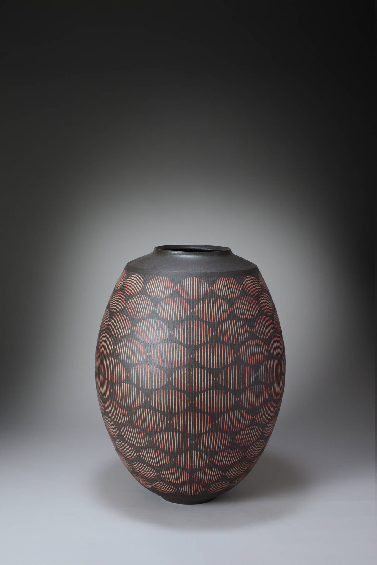 Flower vessel with color inlay and line design - Sculpture by Hideo Maeda