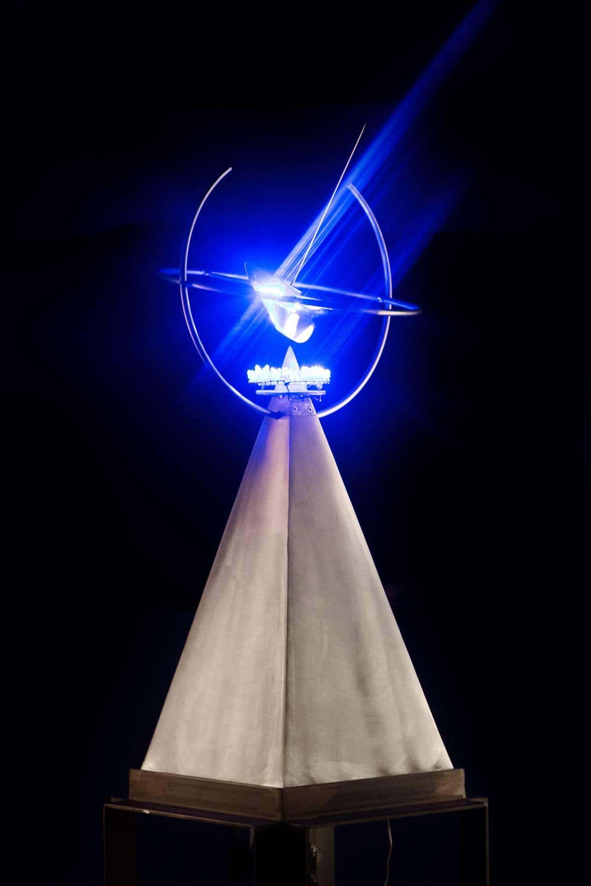 Robert Roesch - Symmetrical Joy 77x17x17, Stainless Steel and polished ...