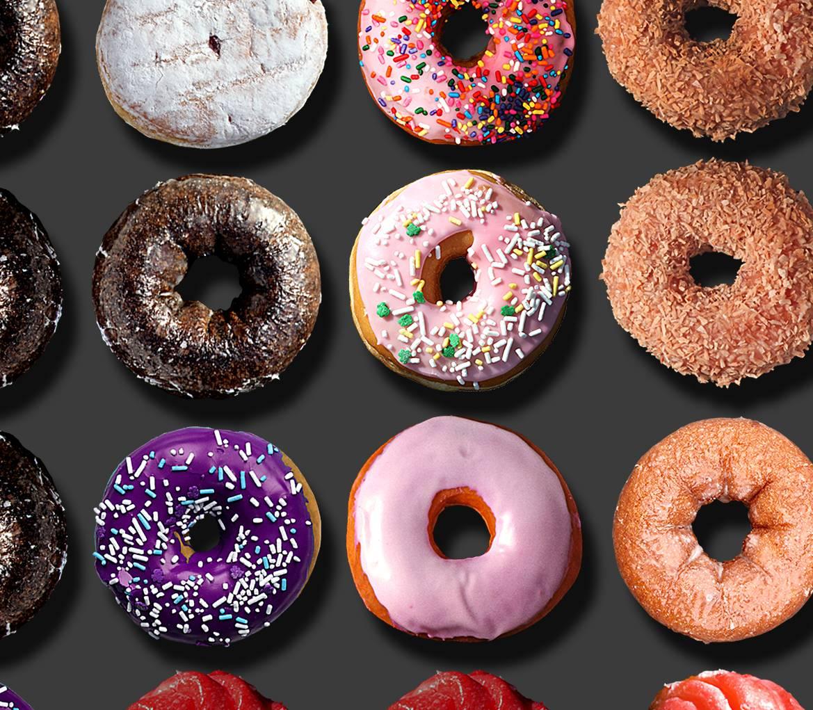 „Mojo Donuts“ 46x38“  Austin Powers Fotoarrangement von Austern auf Papier, Austin Powers – Photograph von Candice CMC