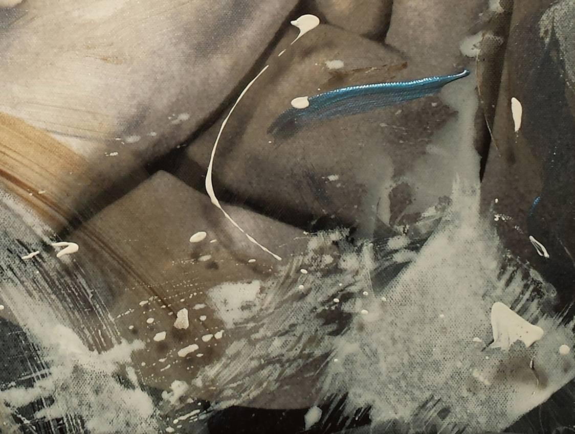 „Modell mit Tiffany-Manschettenarmband“, Öl und Acryl auf Leinwand über stilisiertem Foto (Grau), Figurative Painting, von Ceravolo