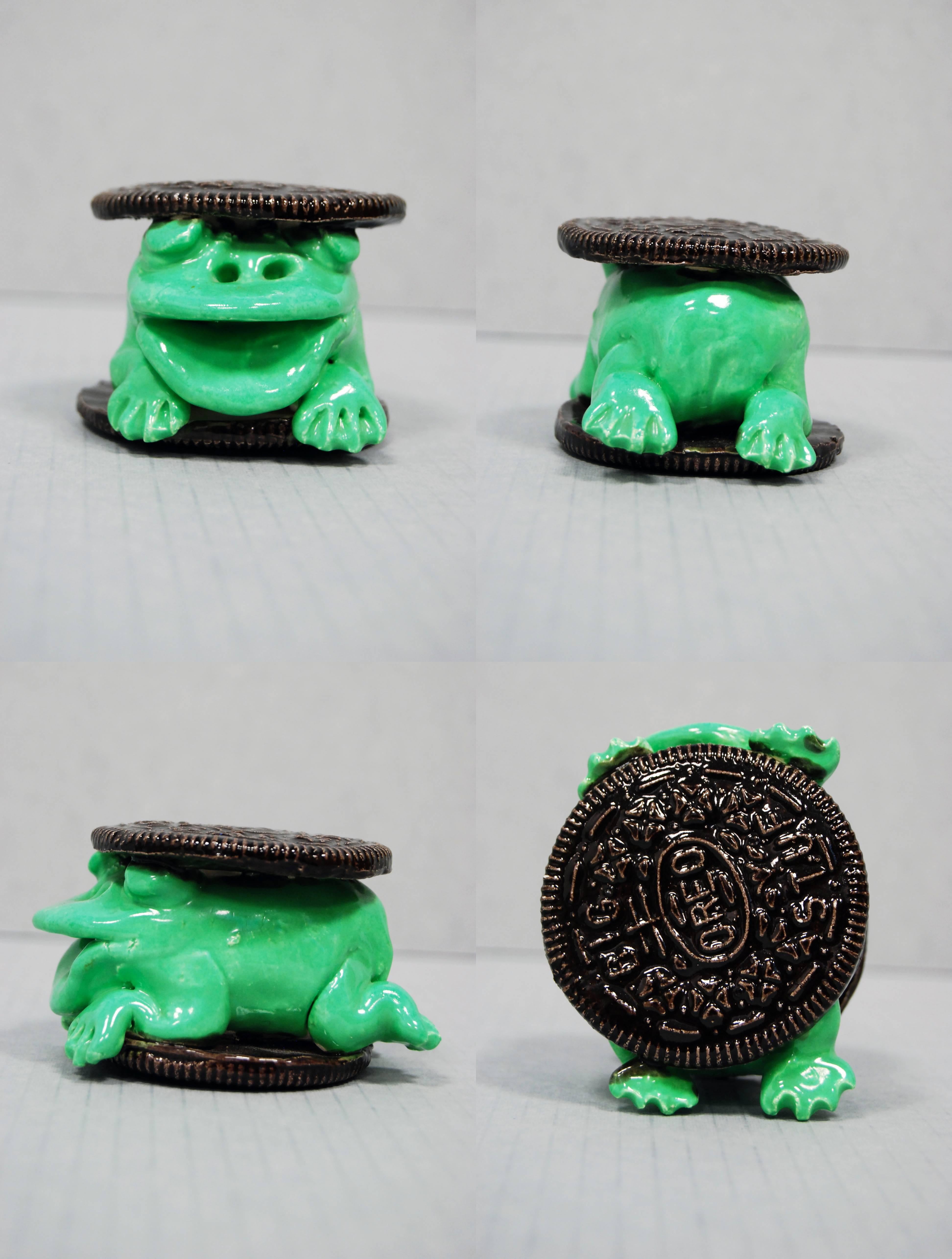 David Gilhooly Figurative Sculpture - Frog Oreo