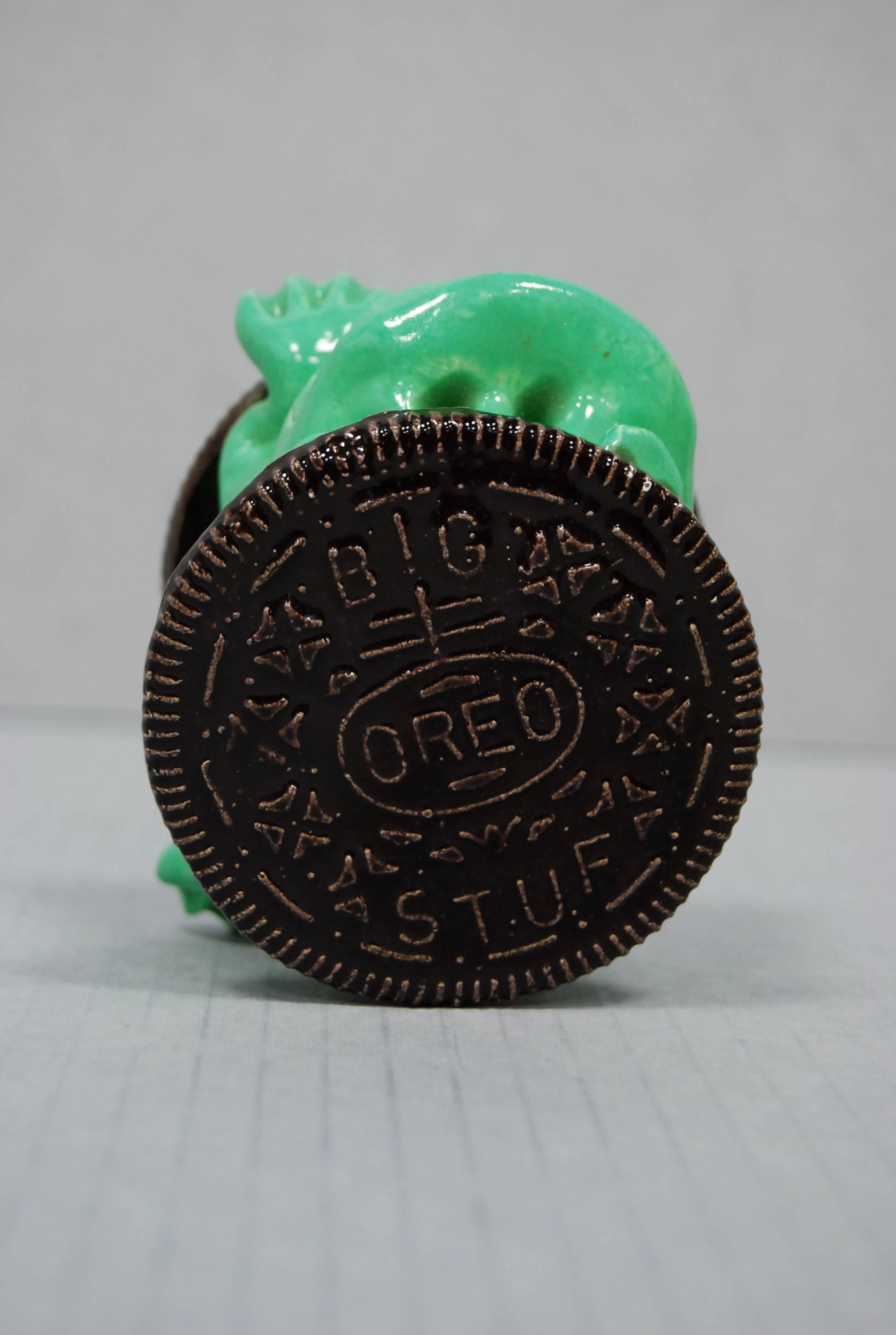 Frog Oreo - Sculpture by David Gilhooly