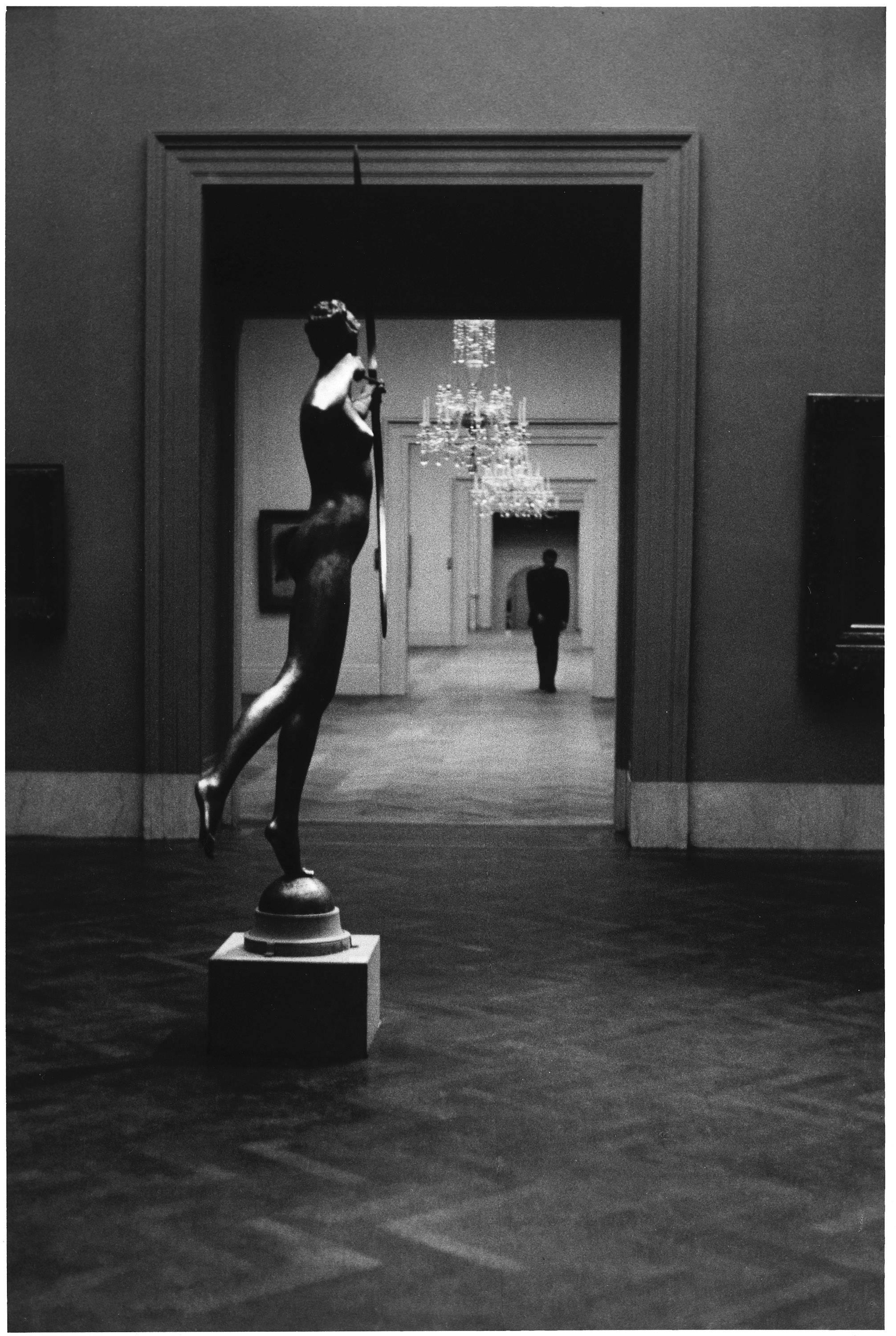 Elliott Erwitt Black and White Photograph – Metropolitan Museum, New York City