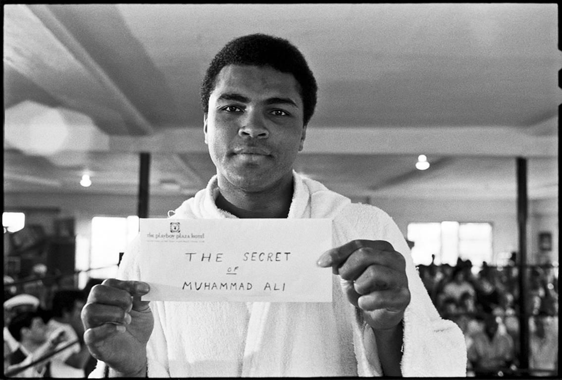 Al Satterwhite Black and White Photograph – Das Geheimnis von Muhammad Ali