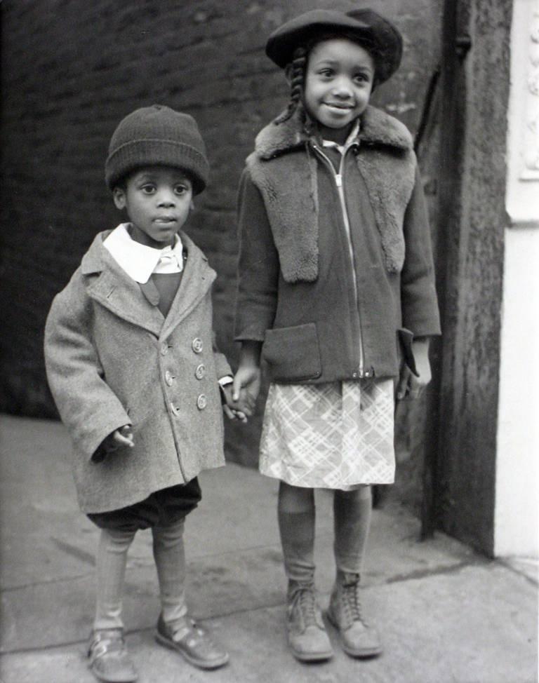 John Albok Portrait Photograph – Zeit der Unschuld (Depression in Harlem – Bruder und Schwester)