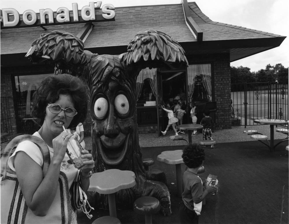 Bill Owens Black and White Photograph – McDonald's Modern Day Care Center, aus der Serie Leisure