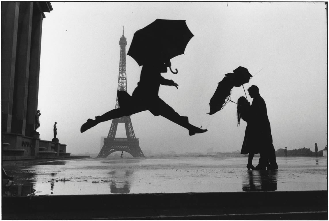 Elliott Erwitt Black and White Photograph - Paris, France