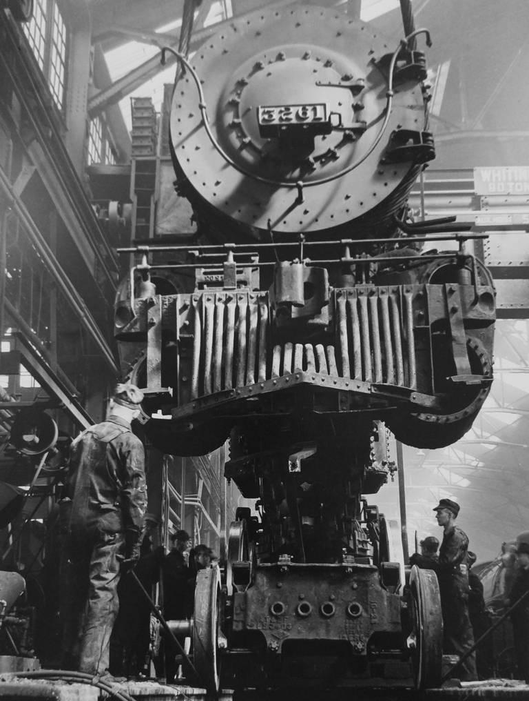 Figurative Photograph de Jack Delano - Kansas City, Kansas, Taller de Reparaciones del Ferrocarril Santa Fe