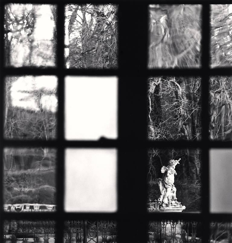 Michael Kenna Black and White Photograph – Fensteransicht, Château de Haroué, Lorraine, Frankreich