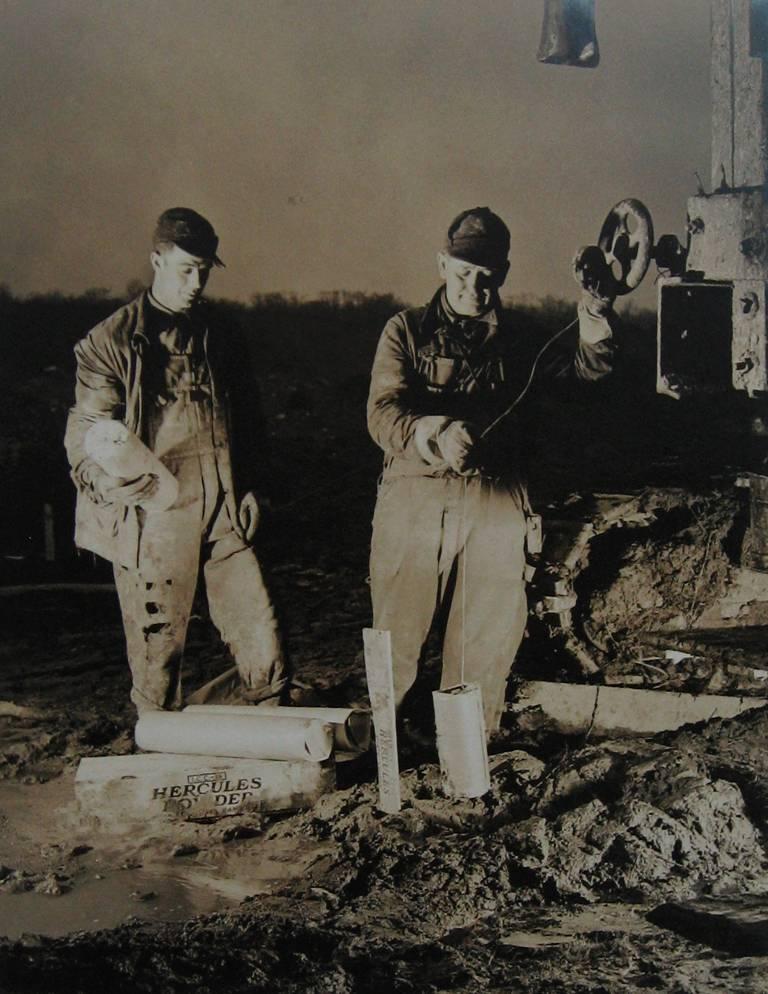 William Rittase Black and White Photograph – Ohne Titel (zwei Männer, die Dynamit ablassen)